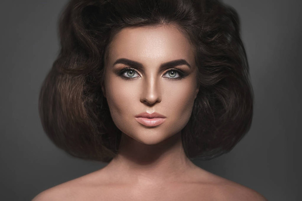 Gorgeous woman with a beautiful hairstyle and make-up - Foto, imagen