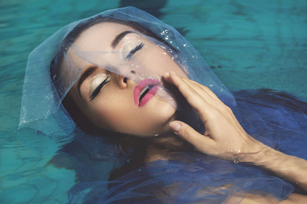 Сексуальная модель с красивым макияжем в бассейне
 - Фото, изображение