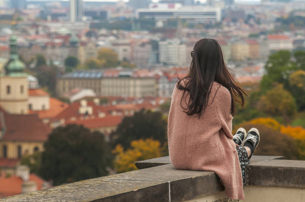 Genç kız Avrupa şehir Prag Old Town bakıyor  - Fotoğraf, Görsel