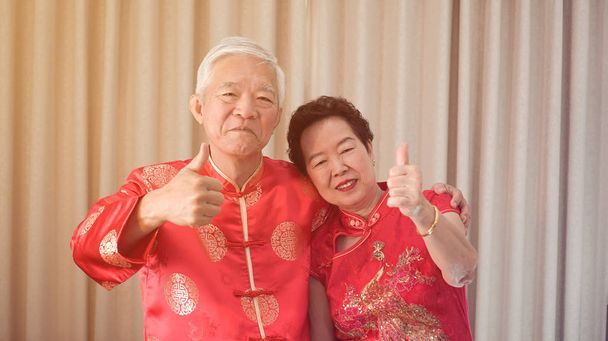 Asian senior couple celebrate Chinese new year in red traditiona - Foto, immagini