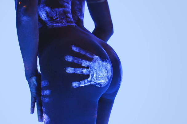 Női zsákmány ultraibolya fényben férfi kéznyomokkal - Fotó, kép