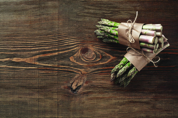 Gambi commestibili e crudi di asparagi su fondo di legno
. - Foto, immagini