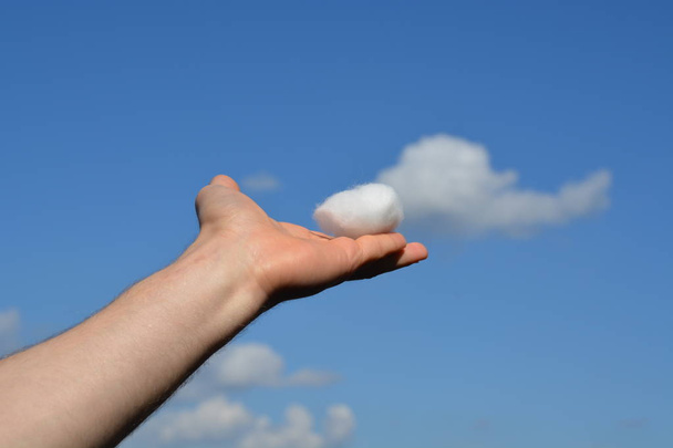 Тримаючи шматок хмари в руці
  - Фото, зображення