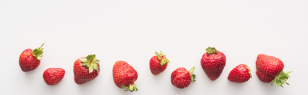 panoramic shot of fresh and ripe strawberries on white background  - Fotó, kép