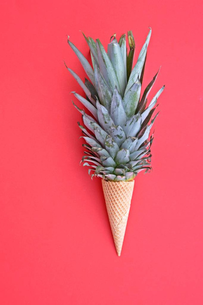 夏のフルーティーなリフレッシュメントとしてパイナップルアイスクリームのシンボルとしてモノクロの背景に対するアイスクリームコーンのパイナップルの茎  - 写真・画像