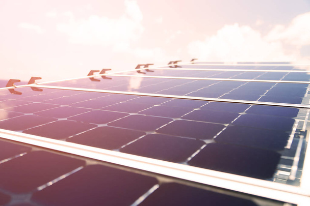 Солнечные клетки генерируемой электроэнергии солнечного света, крупным планом голубых фотоэлектрических солнечных панелей, зеленой энергии для безопасного мира, питания и генерируемой электроэнергии для батареи
, - Фото, изображение