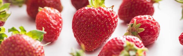 panoramic shot of fresh and ripe strawberries on white background  - Фото, изображение