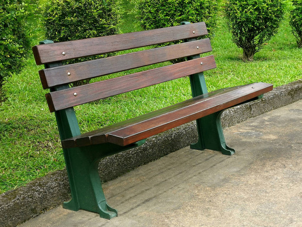 Винтажная открытая скамейка Wooden Isolated в городском парке
 - Фото, изображение