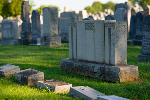 Lápidas en un cementerio en blanco para copyspace
 - Foto, Imagen