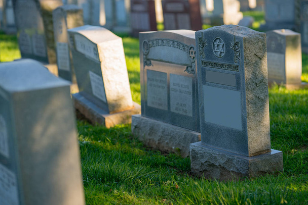 Gravestones em um cemitério judaico
 - Foto, Imagem