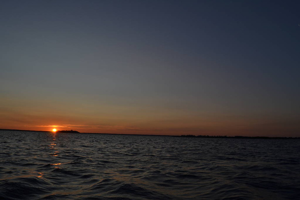 Kaunis auringonnousu järvellä Svityaz (Svitiaz, Shatsky National Natural Park, Ukraina
) - Valokuva, kuva