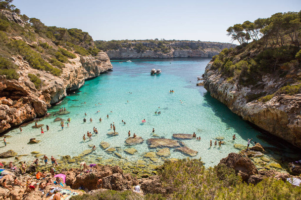 Cala des moro Mallorca, İspanya güzel görünümü. Banyo plajı. Akdeniz. Pastoral turkuaz kristal berraklığında plaj koyu - Fotoğraf, Görsel