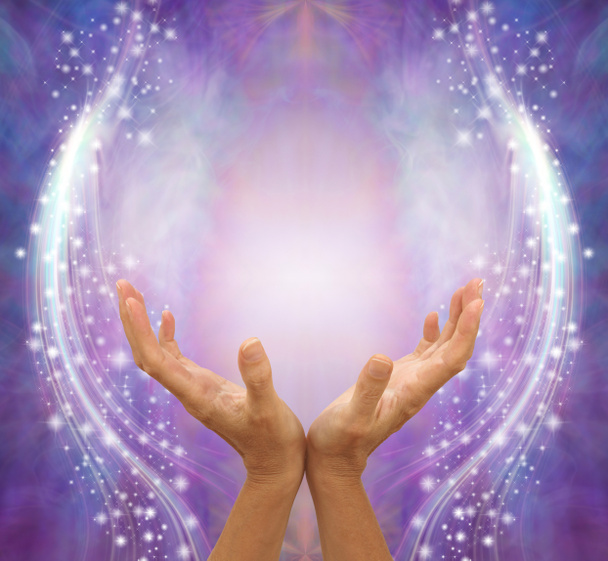 Senden Sie schöne sanfte Heilungsenergie - weibliche offene Hände vor einem lila Bokeh-Hintergrund mit Kopierraum und Funkeln, die auf beiden Seiten niederregnen  - Foto, Bild