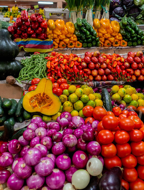 bir pazar tezgahında renkli sebze ve baklagiller çeşitli - Fotoğraf, Görsel