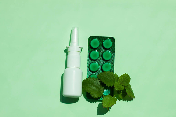 weiße medizinische Nasensprayflasche, ein Mittel gegen Allergien und laufende Nase, Erkältungen, Viruserkrankungen. - Foto, Bild