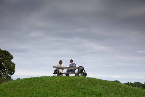 casal sentado no banco no parque. Amantes no banco
 - Foto, Imagem