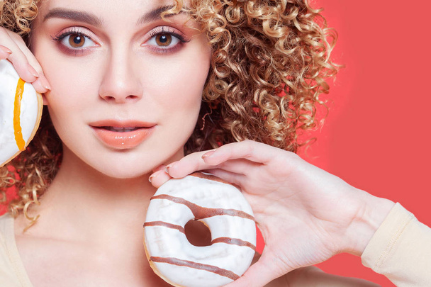 Beautiful young cheerful girl with donut in hand - Foto, Imagen