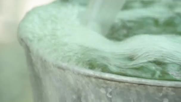 ステンレス製タンクの水が満杯で、オーバーフローが地面に流れ込む. - 映像、動画