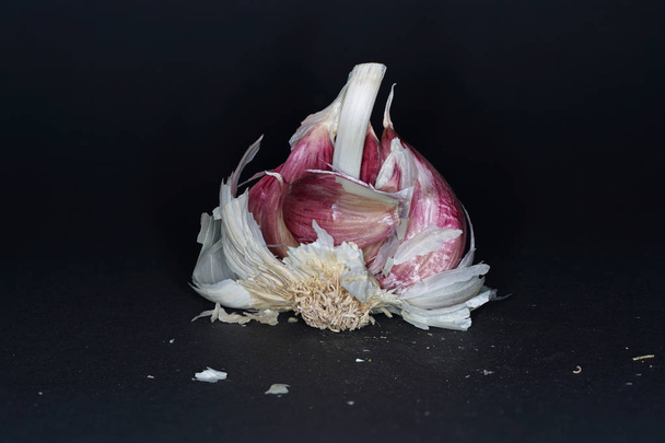          Photographed garlic several times and produced the highest possible depth of field with Focus Stacking                       - Φωτογραφία, εικόνα