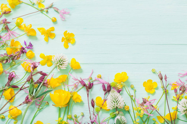 summer flowers on green wooden background  - Foto, Imagem