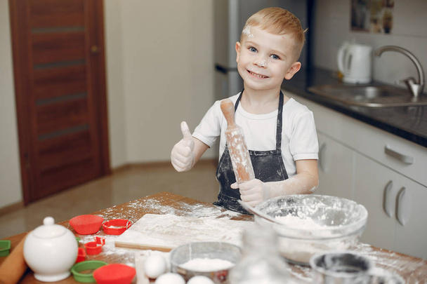 Little boy cook the dough for cookies - Foto, Bild