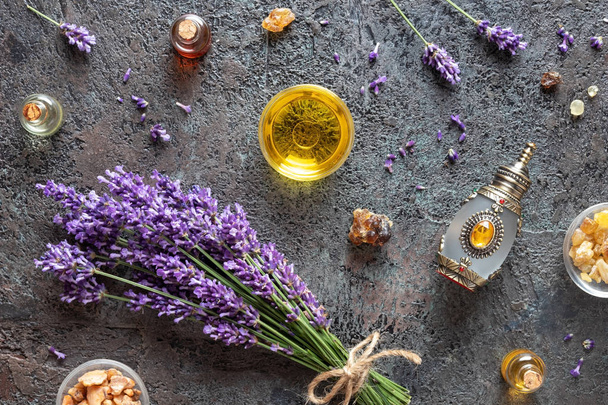 Flaschen ätherisches Öl mit Weihrauch, Lavendel und Benzoe - Foto, Bild
