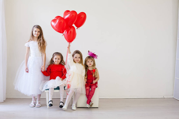 Мальчик и девочки с красными шариками
 - Фото, изображение