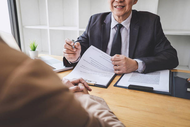 Interviewer or Board reading a resume during a job interview, Em - Φωτογραφία, εικόνα