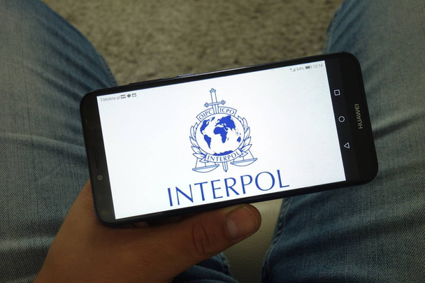 KONSKIE, POLOGNE - 29 juin 2019 : Logo de l'organisation Interpol sur téléphone portable
 - Photo, image