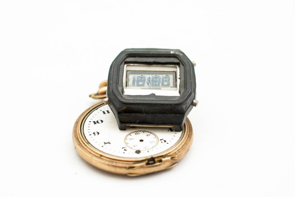 vuosikerta likainen ja pölyinen digitaalinen kello
 - Valokuva, kuva