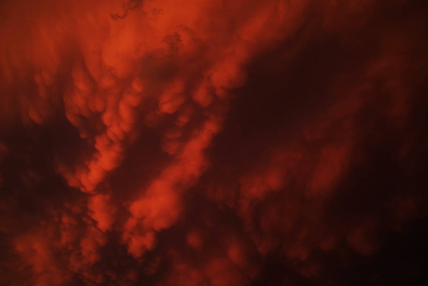 Nuvens de mamíferos que se formam ao pôr-do-sol à frente de tempestades severas
 - Foto, Imagem