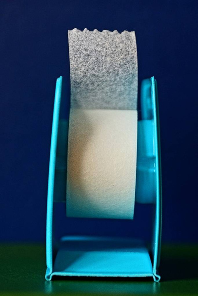 Biały lepki plaster na niebieskiej konstrukcji z tworzywa sztucznego - Zdjęcie, obraz