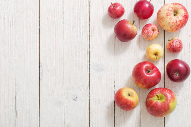 apples on wooden white background - Foto, imagen