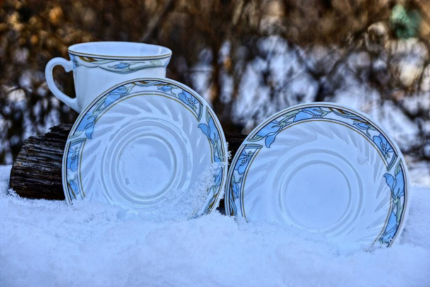 Porcelanowe białe naczynia na podwórku w śniegu - Zdjęcie, obraz