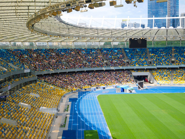 Kiev, Ucrânia - 29 Junho 2019 ano. Estádio de futebol nsk olympiyskiy. Campo verde. Vista das arquibancadas
 - Foto, Imagem