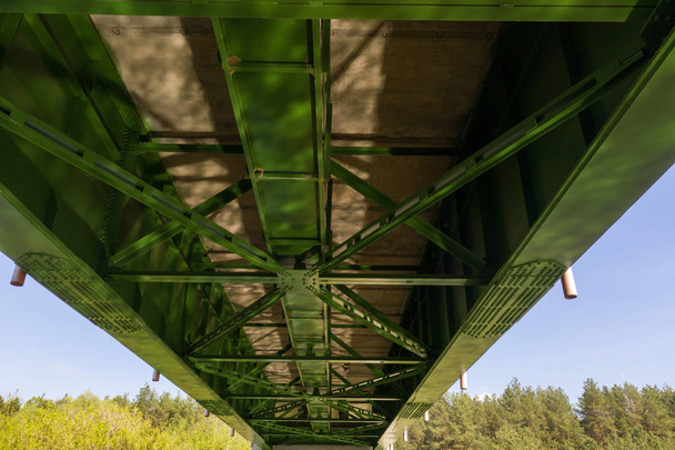 Drohnen-Ansicht des Brückenbodens mit Sonnenreflexion - Foto, Bild
