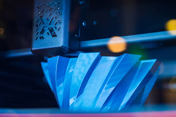 Máquina de impresión tridimensional imprime modelo 3D físico - Foto, imagen