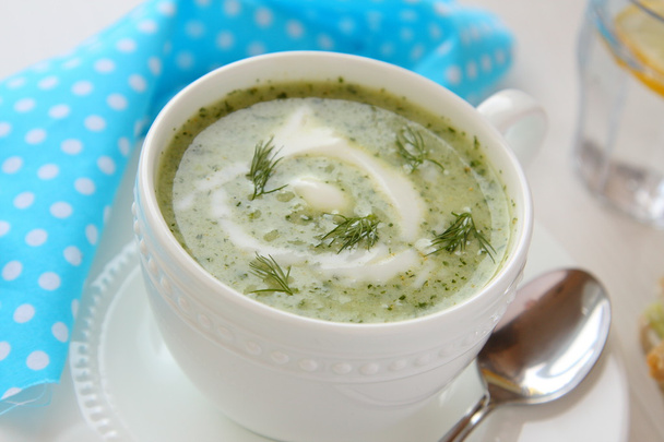 Sopa fría de pepino con eneldo y yogur
 - Foto, imagen