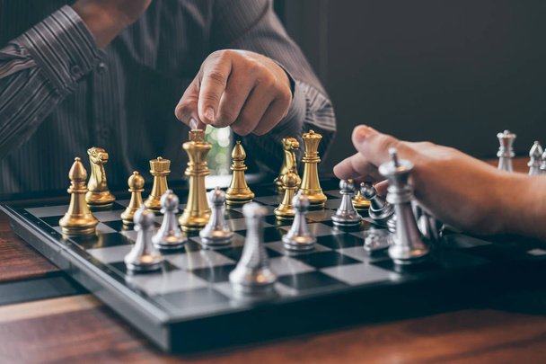 Inteligentní obchodník hraje v soutěži šachových her s  - Fotografie, Obrázek