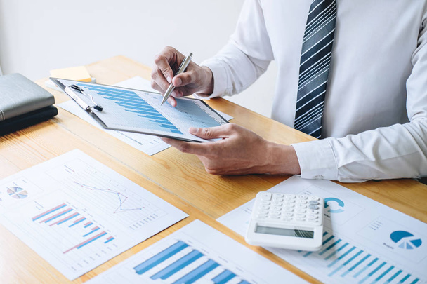 Podnikatel účetní analýzu a výpočet nákladů - Fotografie, Obrázek