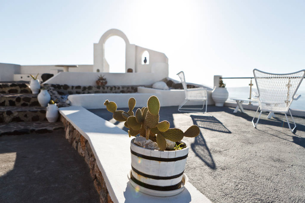 Blick durch den weißen Bogen von Meer und Himmel und authentische Architektur in der Stadt Oia auf der Insel Santorini, Griechenland - Foto, Bild