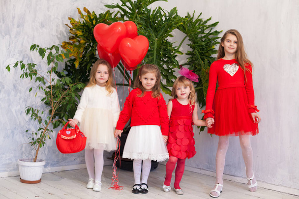 I bambini sono belle ragazze con palloncini rossi
 - Foto, immagini