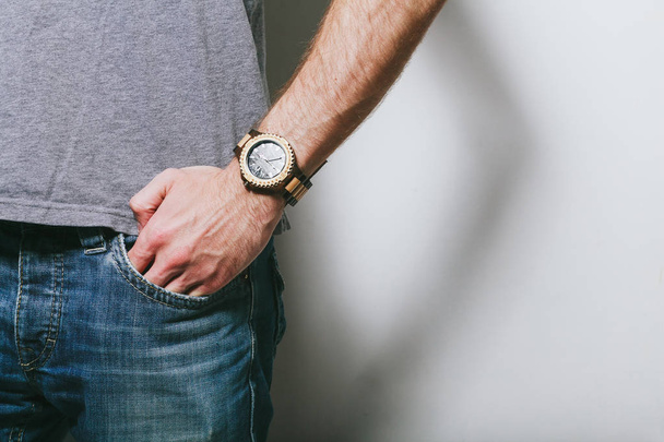 Un hombre con un reloj en la mano
 - Foto, imagen