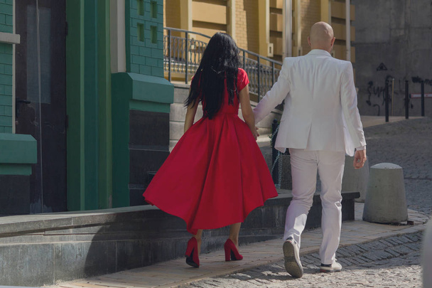 Пара прогулок рука об руку в городской среде
 - Фото, изображение