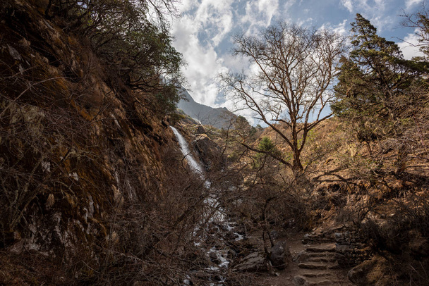 Paisaje escénico con cascada en el Himalaya bajo
 - Foto, imagen