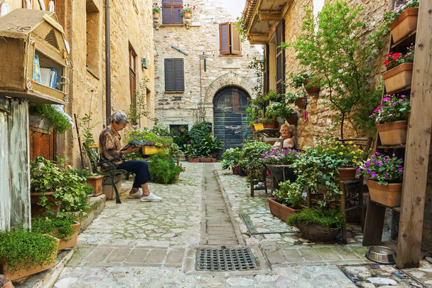 Romántica calle floral en Spello, ciudad medieval en Umbría, Italia. Famoso por callejuelas estrechas y balcones y ventanas con flores
 - Foto, Imagen