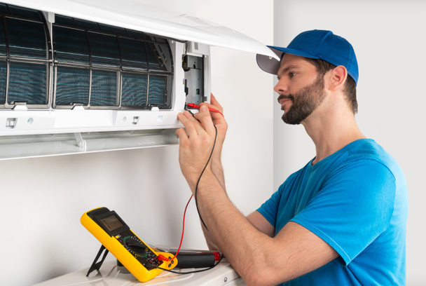 O serviço de instalação fixa a manutenção de reparo de um condicionador de ar
 - Foto, Imagem
