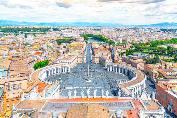 サンピエトロ広場とローマのパノラマの街並み。聖ペテロス大聖堂のドームからの眺め - 写真・画像