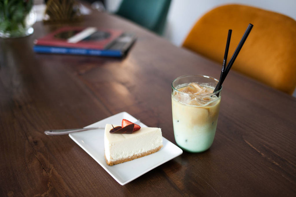 Νόστιμο κέικ με στρινμπέρι και κρύο καφέ Φρατά. - Φωτογραφία, εικόνα