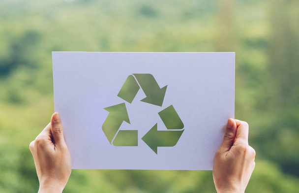 сохранить концепцию охраны окружающей среды с помощью рук, держащих вырезанный бумажный мусор, показывающий
 - Фото, изображение